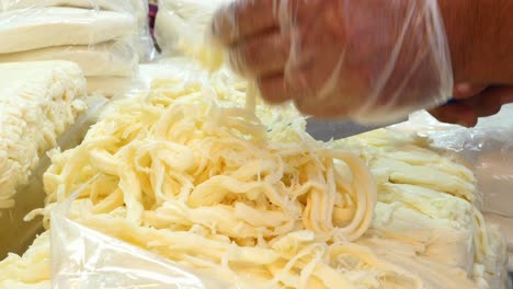 exhibición de queso triturado en un mercado