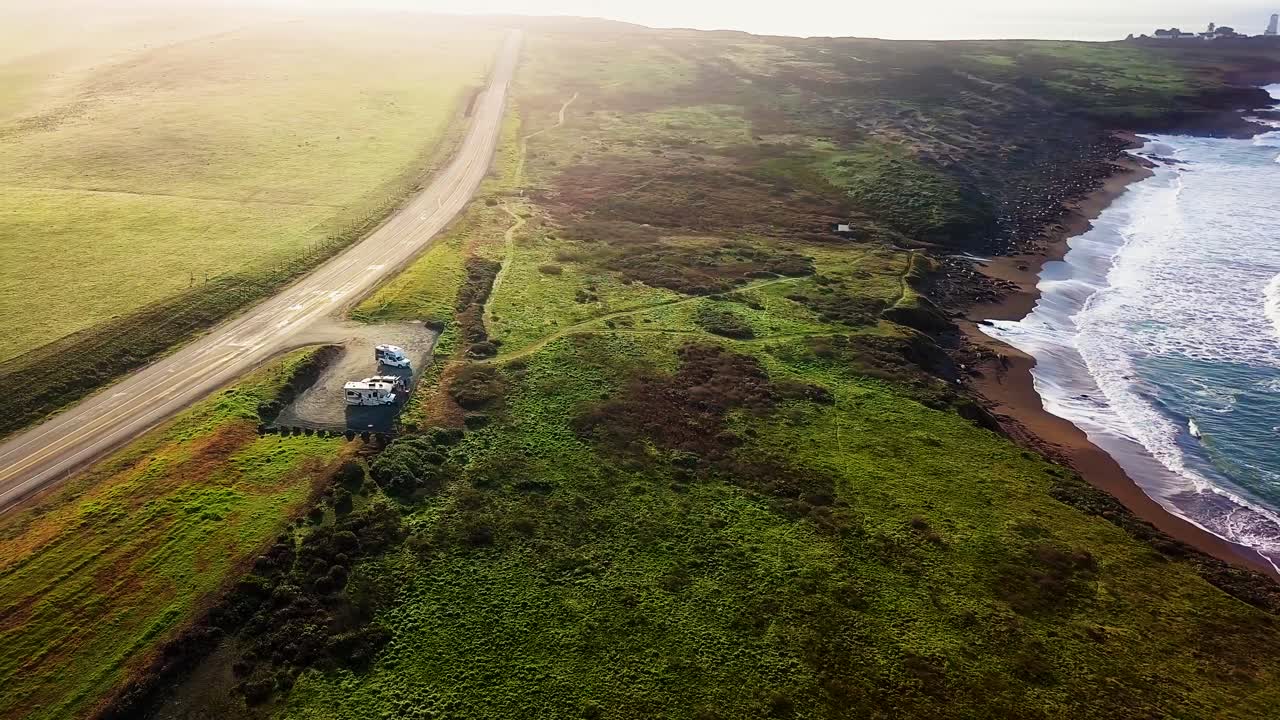 toma aérea de vehículos estacionados en la playa en la autopista cabrillo en california