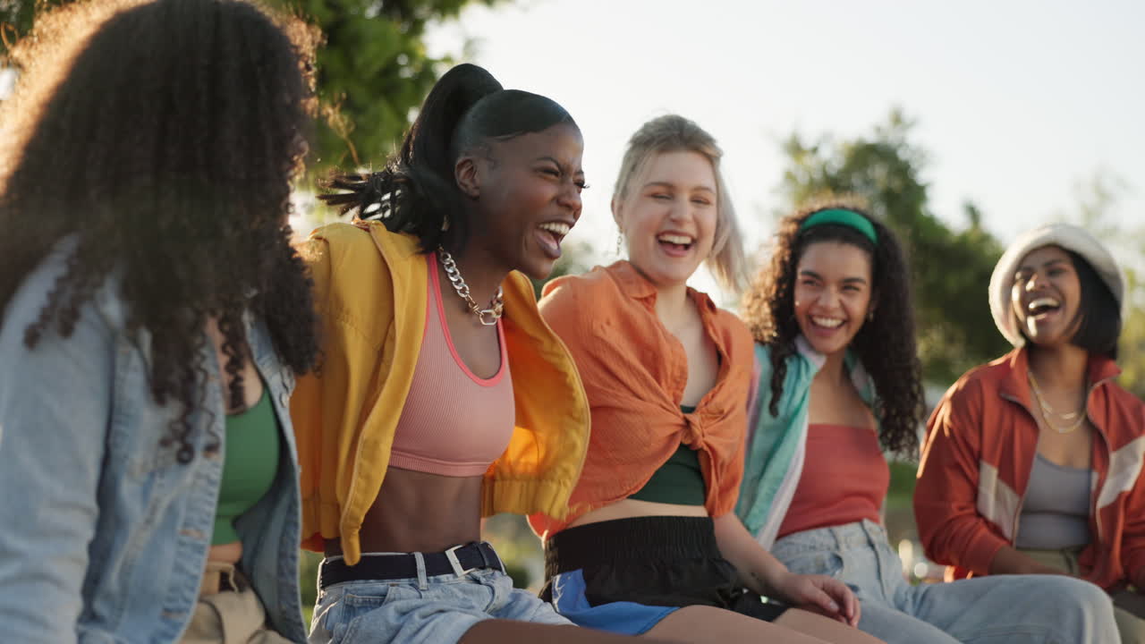 reírse, abrazarse y ser amigos en la naturaleza para vincularse