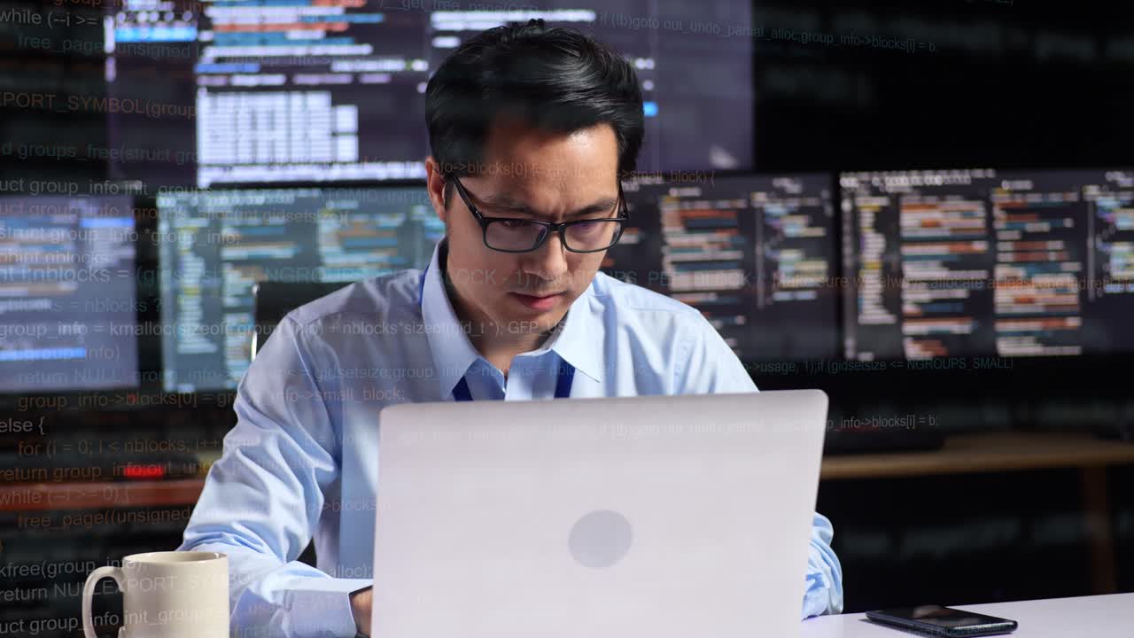 노트북에서 작업하는 프로그래머에 초점을 맞추고