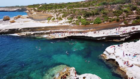 Video-De-Malta,-La-Piscina-De-San-Pedro-En-Un-Día-Soleado-De-Verano