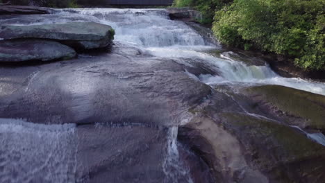 volando sobre cascadas en el parque estatal dupont en carolina del norte