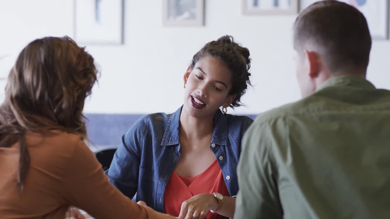 diversos colegas masculinos y femeninos en discusión en una reunión casual en la oficina