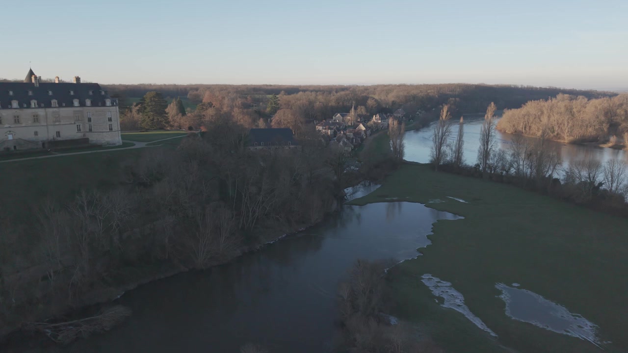 Una vista aérea muestra un edificio ribereño junto a los bancos de arena trenzados y los canales del río Loira