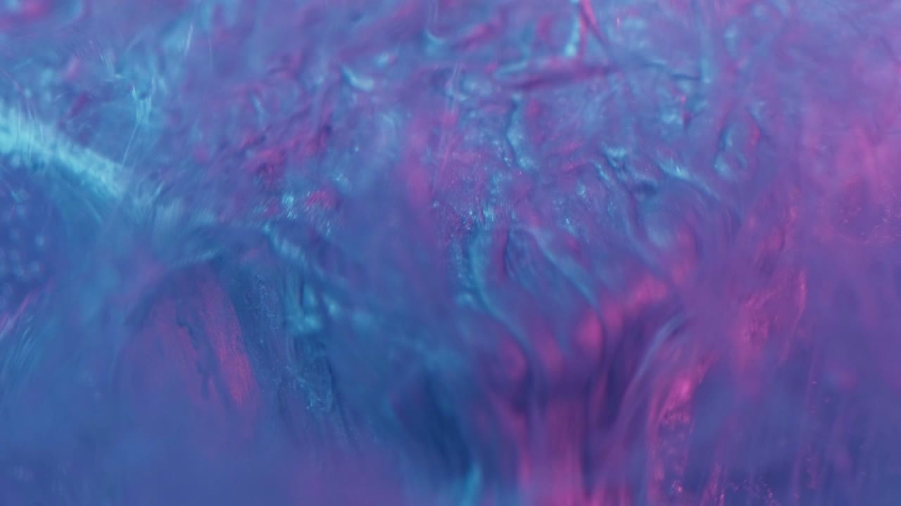 fluido de flujo de tinta brillante goteo luz azul púrpura de neón