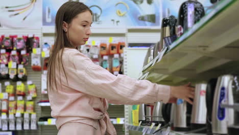 mujer comprando electrodomésticos en una tienda de electrónica