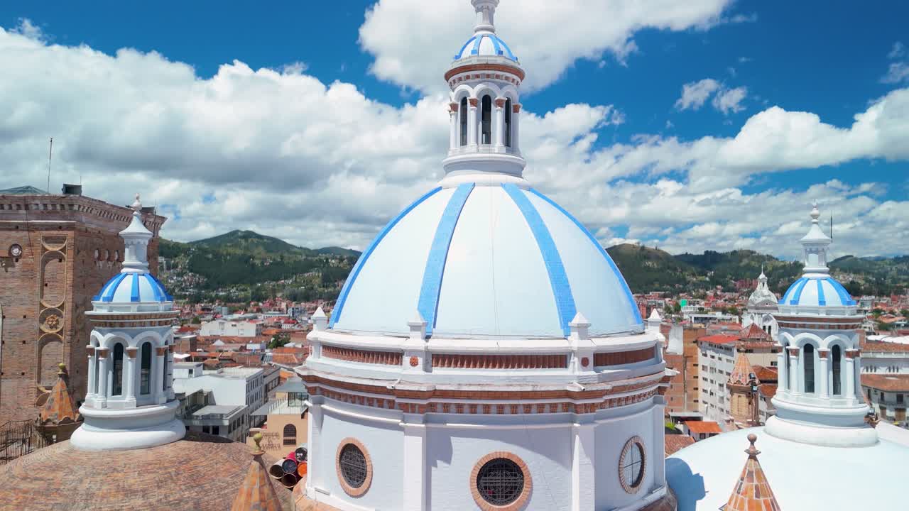 Dettagliata orbita aerea della Cattedrale dell'Immacolata Concezione che mette in risalto le torri di mattoni troncate, gli archi romanici e i dettagli in marmo rosa di Carrara a Cuenca