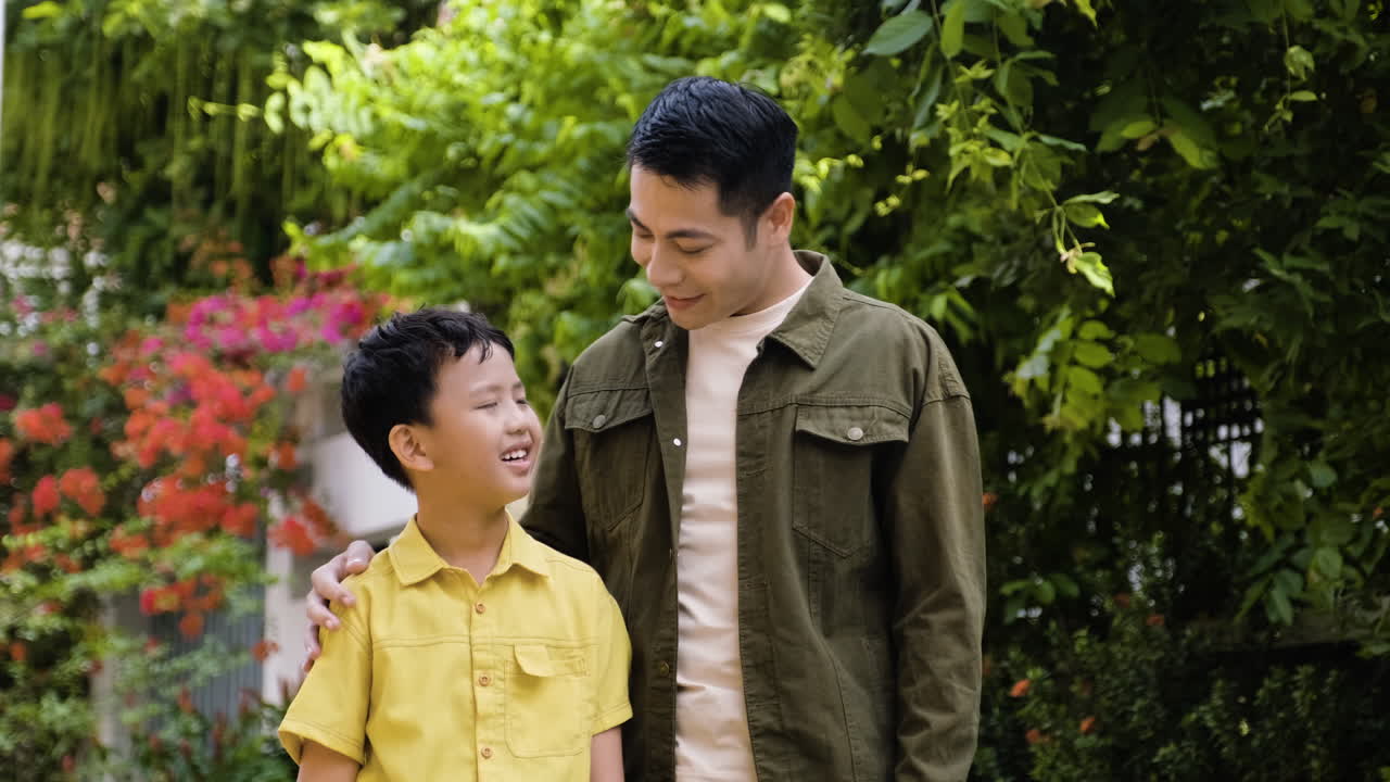 아시아 남자와 소년 야외