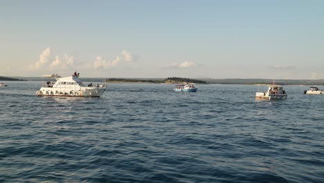 Zahlreiche-Boote-Liegen-Stationär-Auf-Ruhigem-Meerwasser