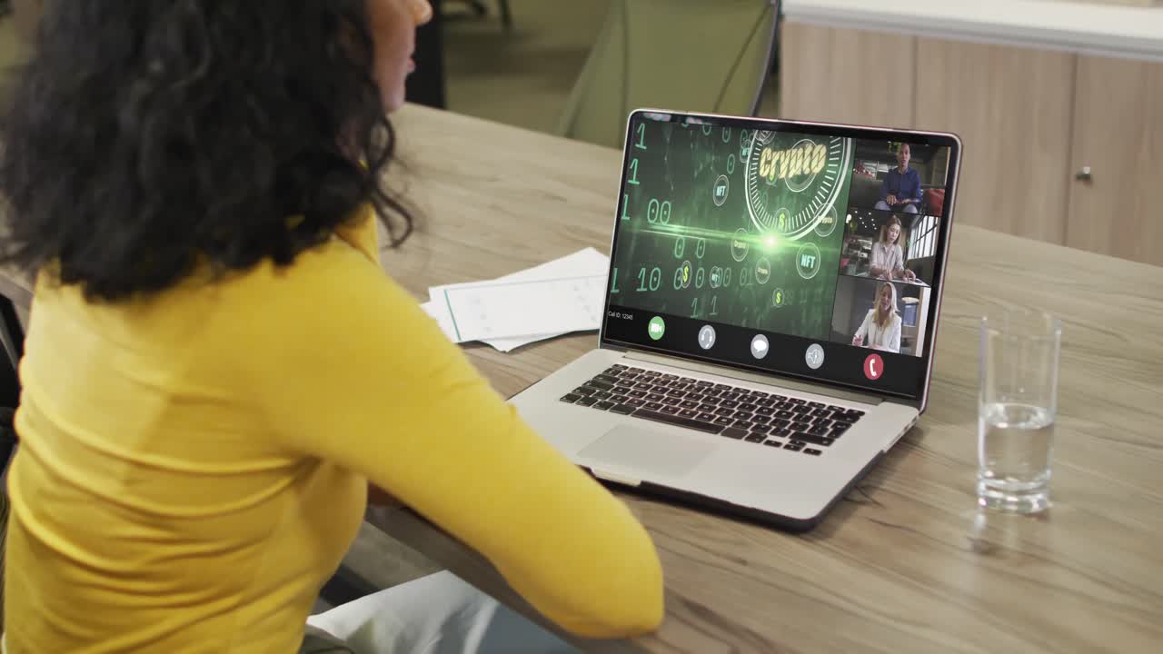 mujer de negocios biracial que usa una computadora portátil para videollamadas con diversos colegas de negocios