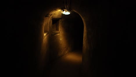 un túnel débilmente iluminado en un búnker militar histórico