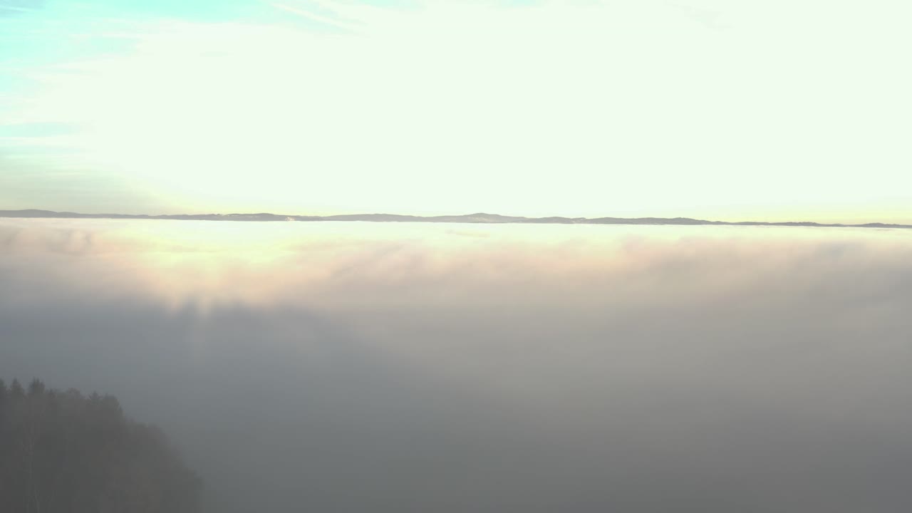 구름을 통해 태양으로 드론 비행