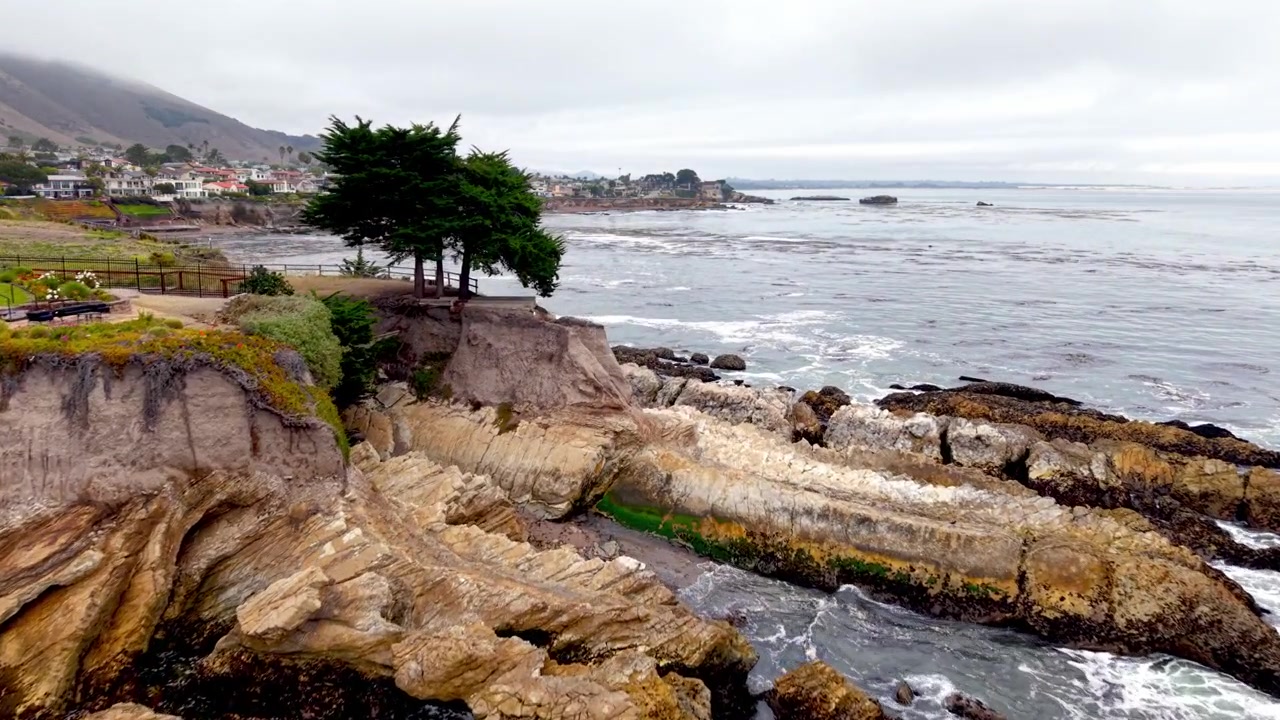 Aerea appena sopra il surf a Pismo Beach, California
