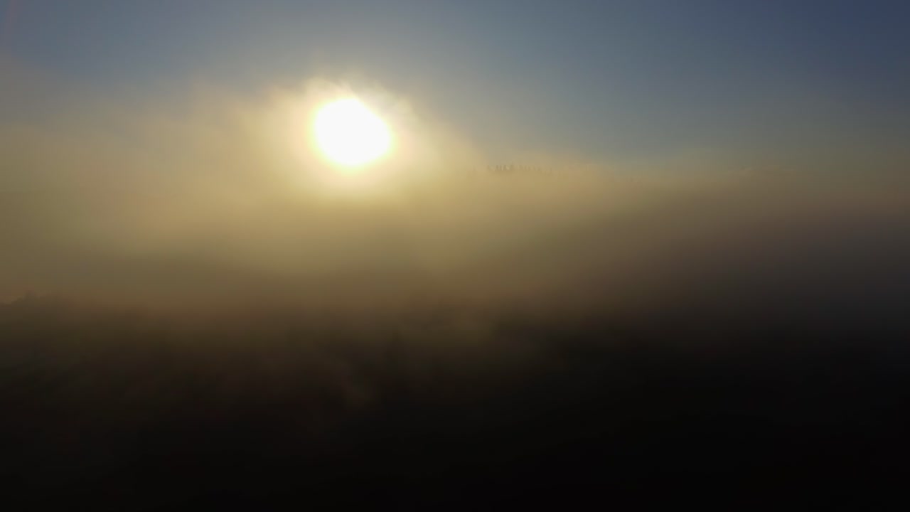 воздушный вид. лететь над красивой горой в облаках. воздушный кадр камеры. восход солнца 02