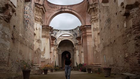 las ruinas históricas de antigua guatemala, la antigua catedral, exhiben testamentos de piedra desgastados, majestuosos arcos y belleza arquitectónica atemporal.