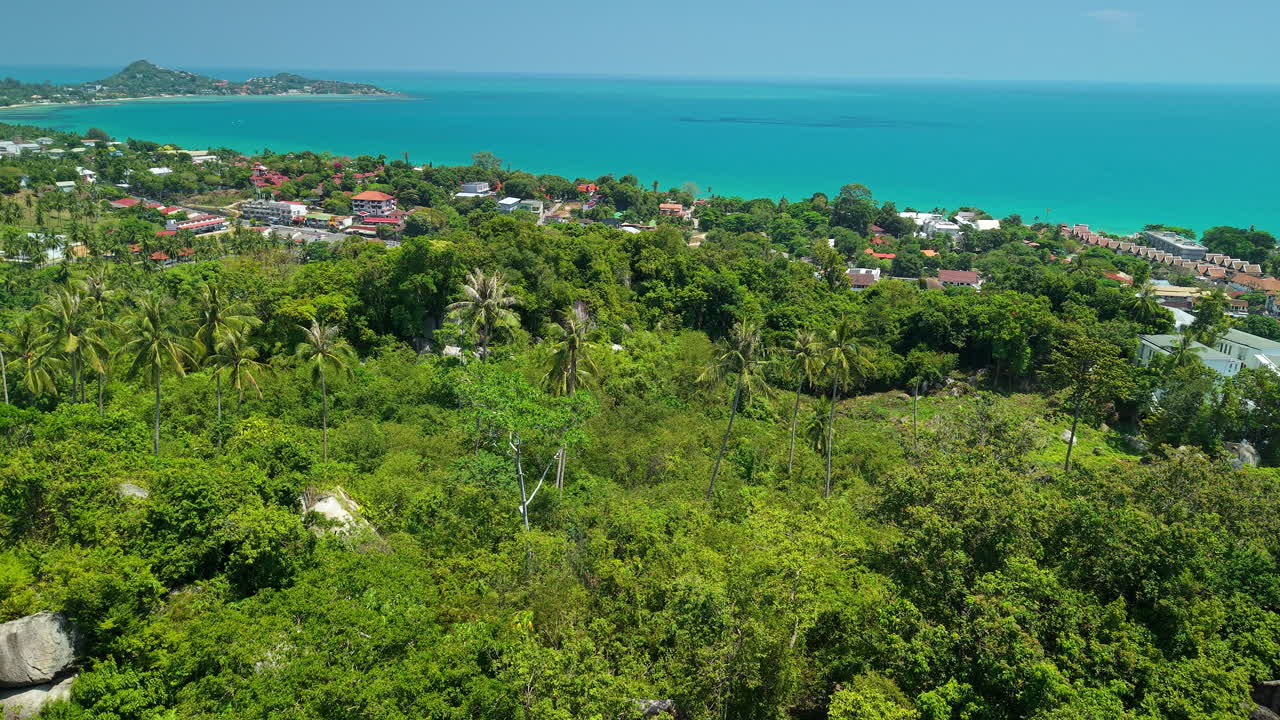 Veduta con drone sopra la giungla tropicale verso la spiaggia di Lamai, Koh Samui, Thailandia.