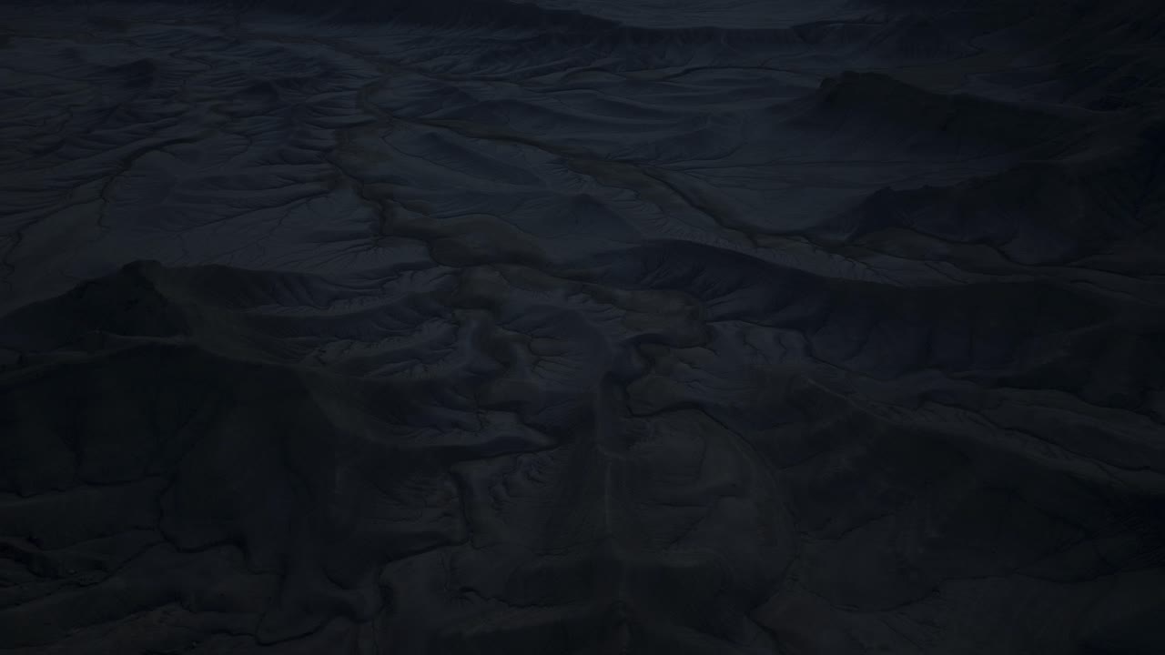 paisaje de crepúsculo desierto alienígena, revelación cinematográfica de coches que conducen a un punto de vista panorámico