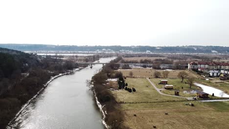 Schöne-Brücke-über-Den-Fluss-Nevezis-In-Raudondvaris,-Kaunas,-Litauen