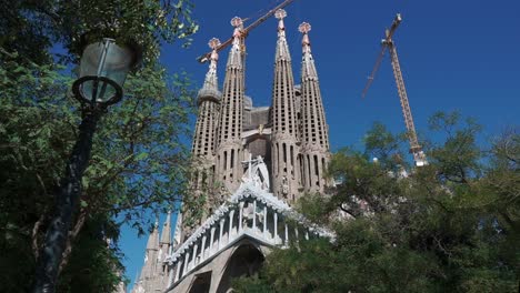 la sagrada familia en barcelona en construcción