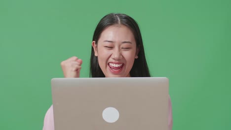온라인에서 성공을 축하하는 행복한 여성