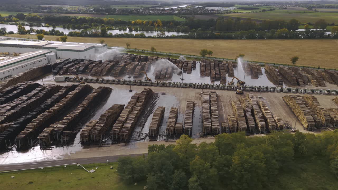 워터 제트가 있는 대형 야외 목재 저장 공간