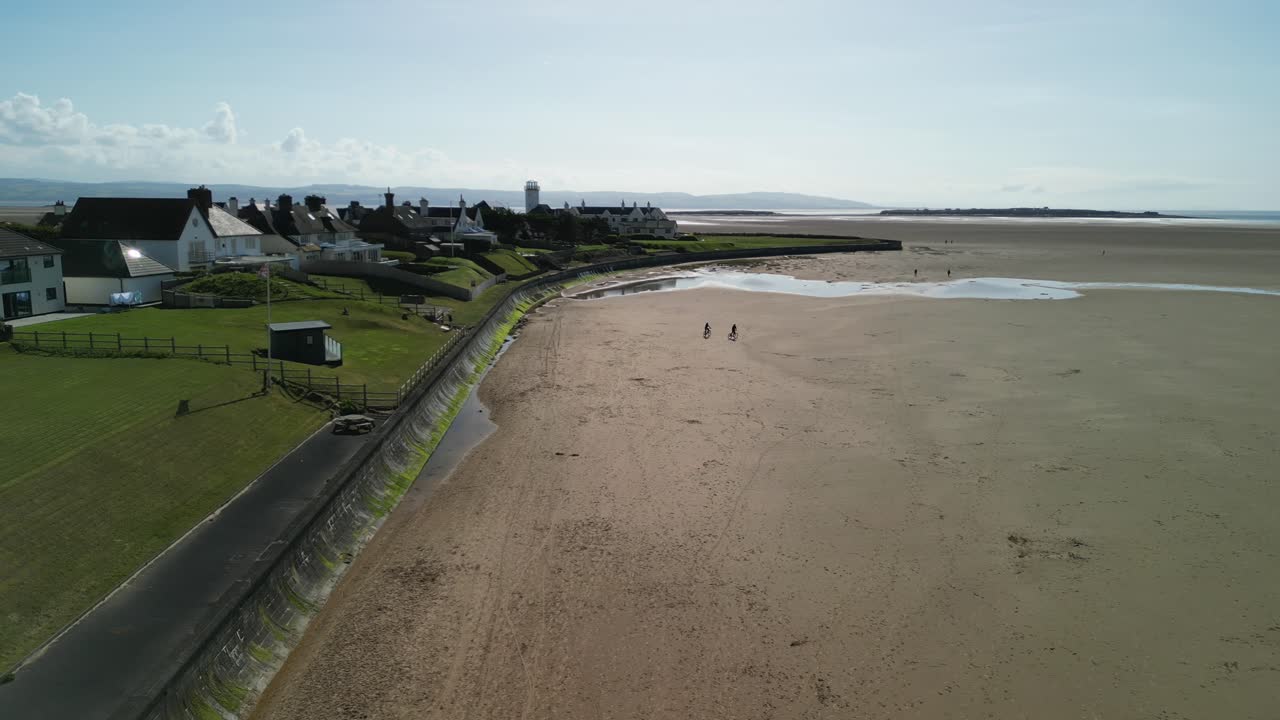 área de conservación frente a la playa de hoylake - sobrevuelo aéreo de drones hacia la isla de hilbre, wirral, reino unido