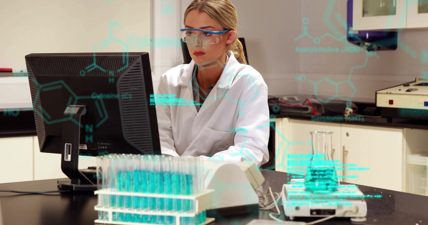 Animação de dados científicos sobre uma funcionária caucasiana de laboratório usando um computador