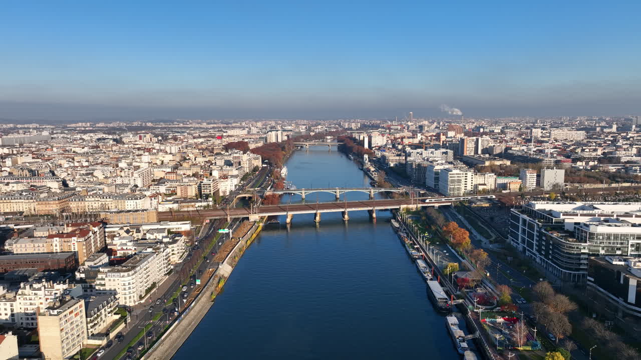 파리의 빛 하늘: 세인, 일레 드 라 자트, 라 디펜스, 그리고 그림 같은 배.