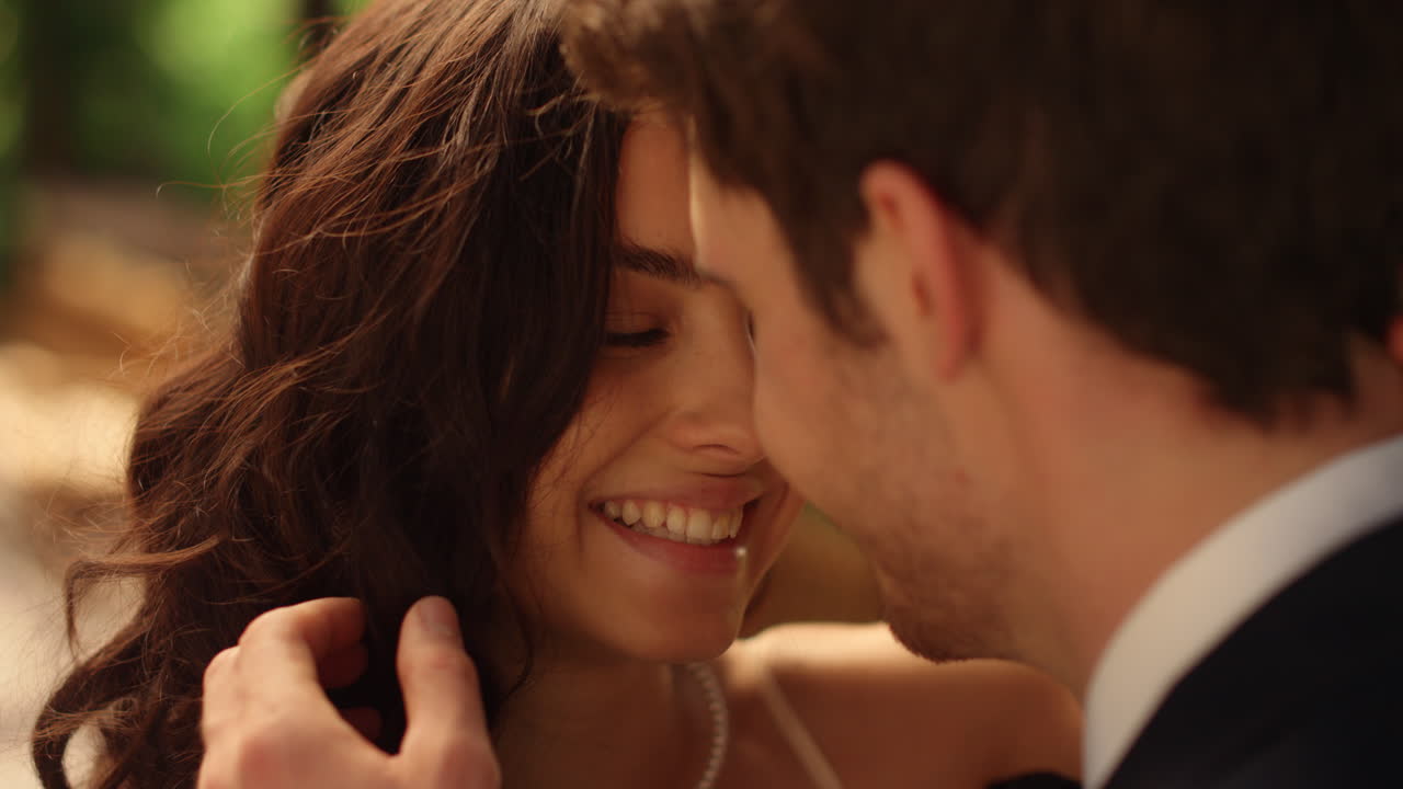 una pareja alegre riendo al aire libre.