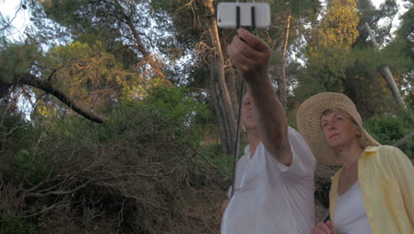 Älteres-Paar-Macht-Selfie-Mit-Einbeinstativ