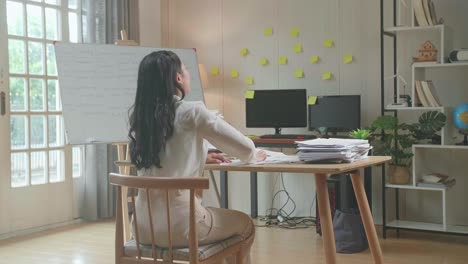 mujer trabajando y durmiendo en el escritorio