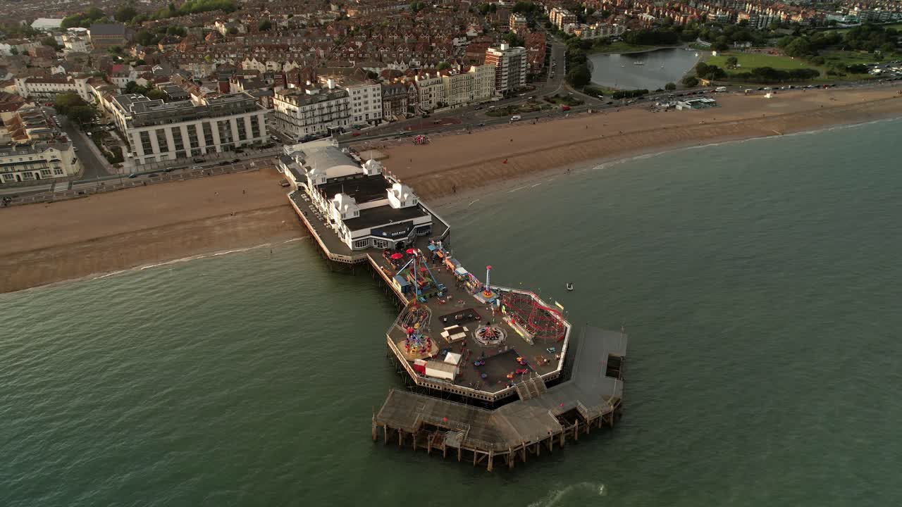 Vista panoramica con drone del molo di Southsea Beach e della costa della città di Portsmouth, Regno Unito.