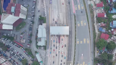 Toma-Aérea-Estática-De-Una-Plaza-De-Peaje-De-Una-Autopista-De-Malasia-Durante-La-Noche