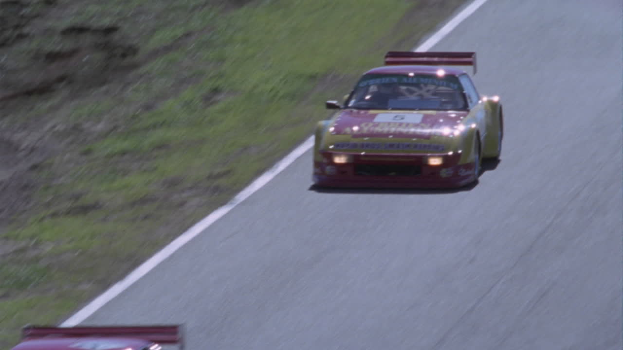 서킷에서 경쟁하는 경주용 자동차