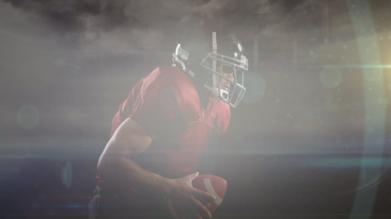 Animazione di nuvole su giocatore di football americano che corre con il pallone