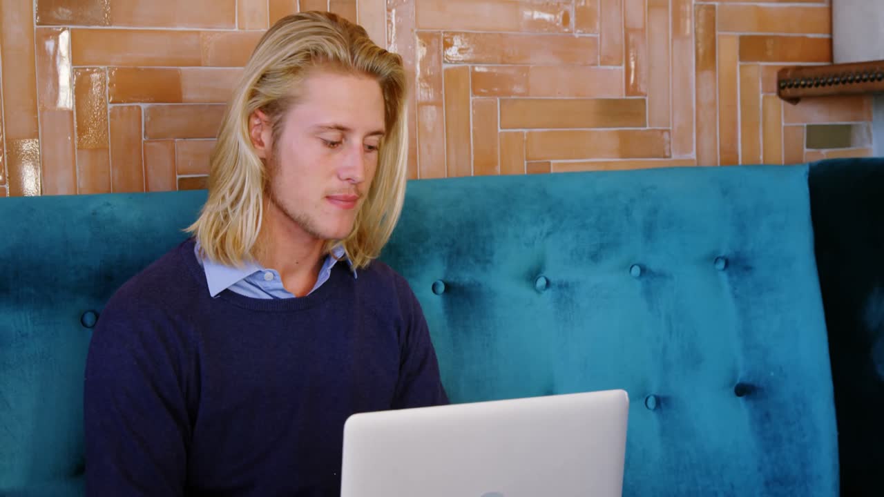 hombre usando portátil y teléfono móvil