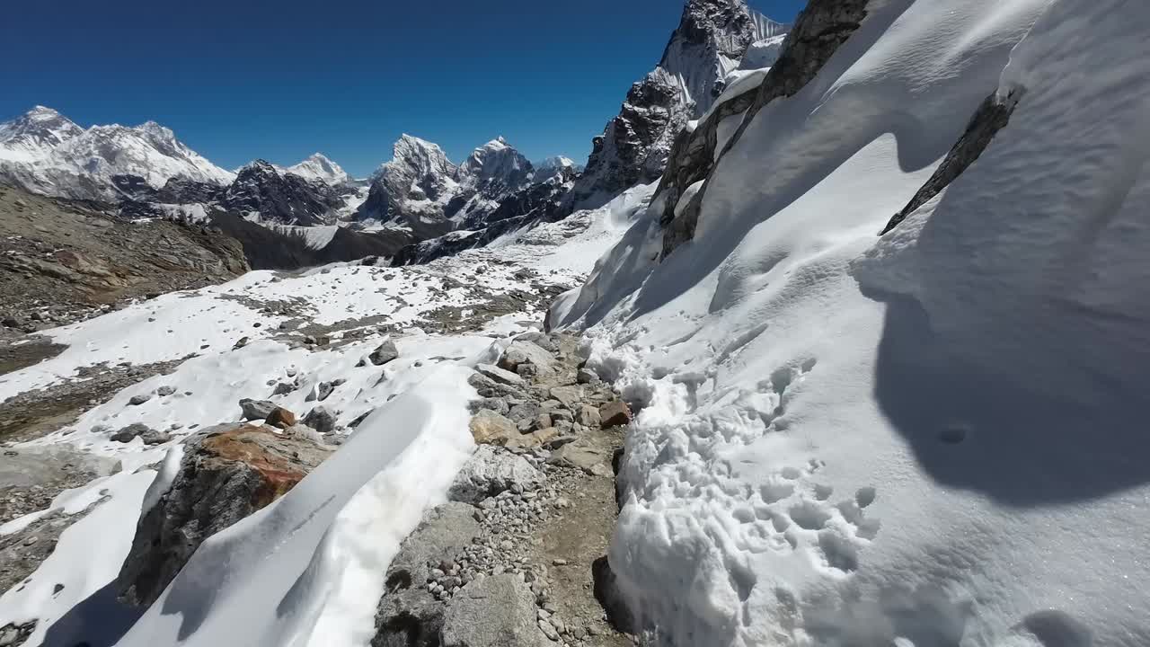 눈 인 히말라야 경관을 통해 도전적인 하강의 스릴을 경험하십시오. 완벽한 날씨 조건에서 숨을  수 있는 경치와 기술적인 바위 경로를 조심스럽게 탐색하십시오.