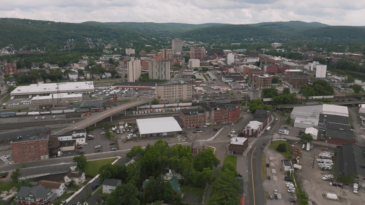 Plano geral de Binghamton, Nova Iorque, em um dia nublado. Filmado durante o verão.