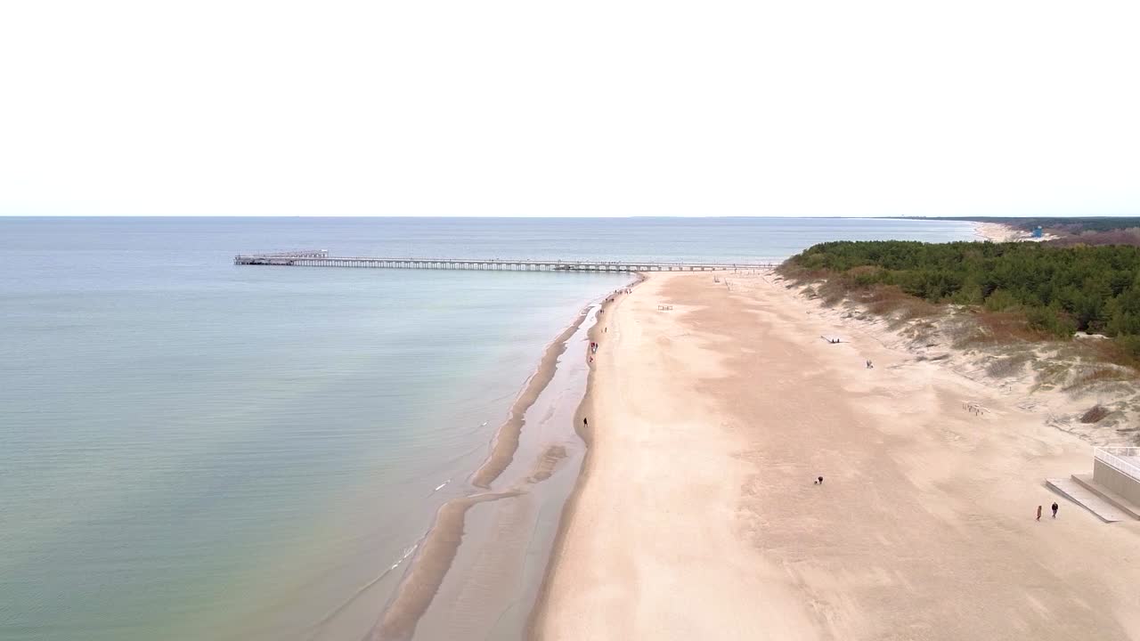 모래가 많은 리투아니아 해안선을 통해 팔랑가 다리를 향해 비행