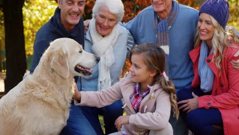 familia con perro al aire libre
