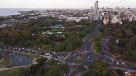 Tráfico-Del-Parque-De-La-Ciudad-De-Palermo-En-El-Viaje-De-La-Hora-Pico-En-Buenos-Aires,-Aéreo