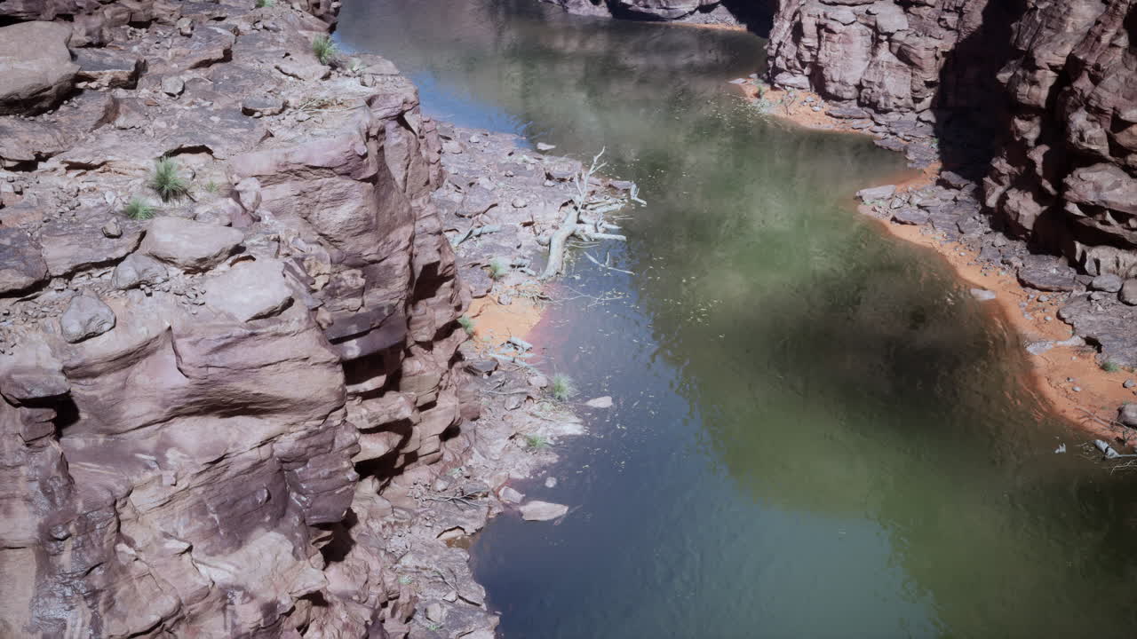 vista aérea de un río en un cañón