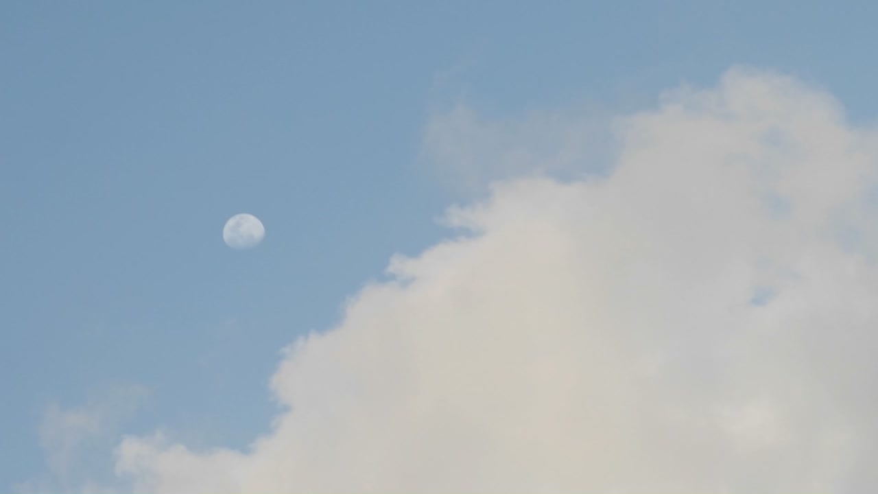 이 저속 촬영 1에서 안개 안개와 구름이 캘리포니아의 시에라 네바다 산맥 위로 이동합니다.