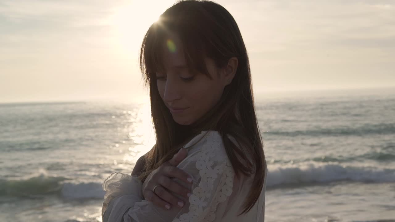 해가 지는 날 바다 근처 에 서 있는 부드러운 신부