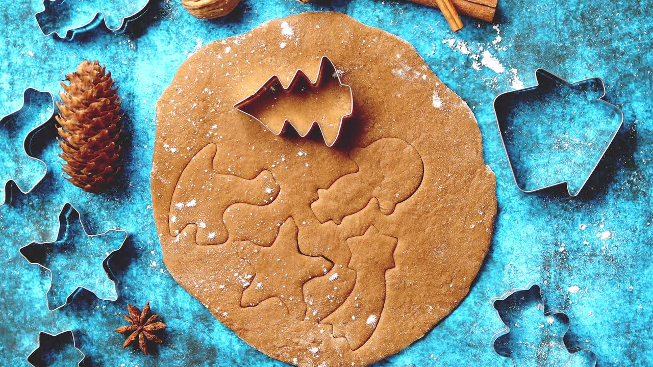 커터 모양이 다른 크리스마스 베이킹 개념 진저 브레드 반죽