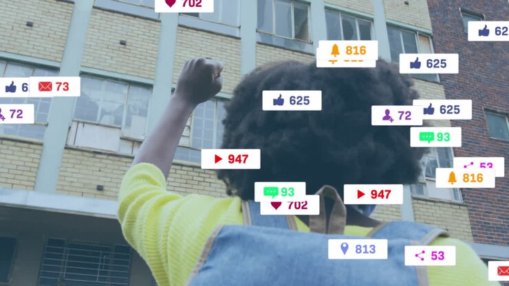 Animation af medieikoner over afroamerikansk kvinde, der hæver knyttet næve i byen