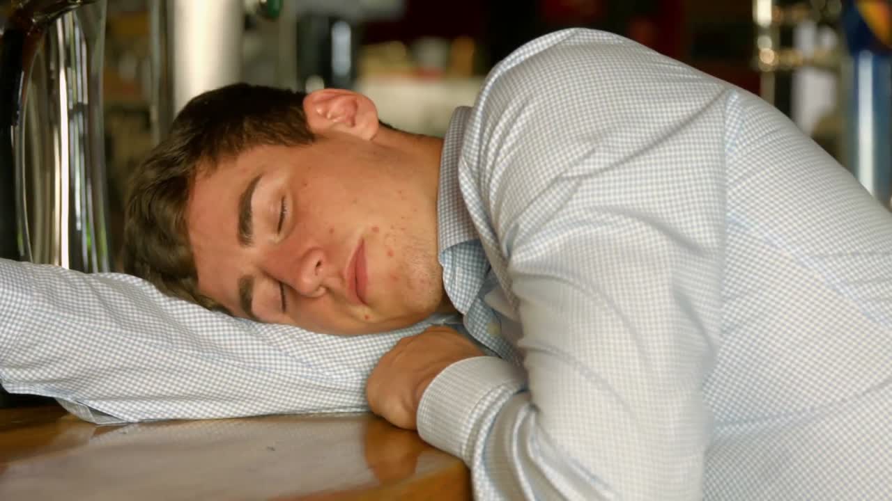 hombre borracho durmiendo en el bar