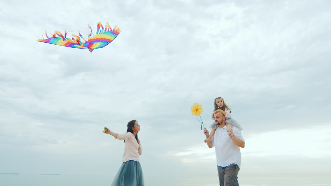 딸과 함께 노는 친절한 젊은 가족 연 날리기 04