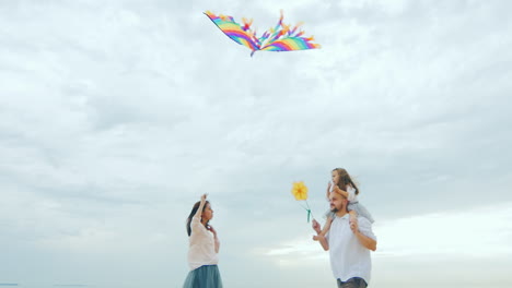 Familia-Joven-Amigable-Jugando-Con-Su-Hija-Volar-Una-Cometa-04