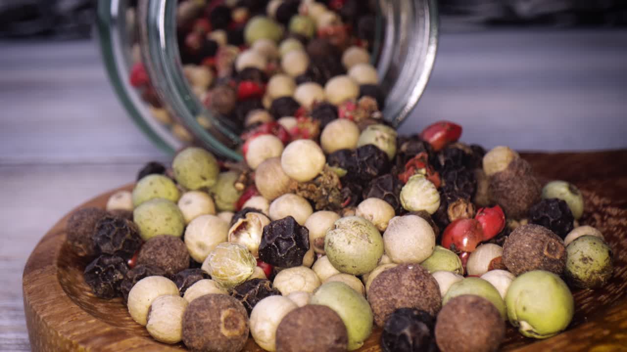 granos de pimienta mezclados en macro. granos de pimienta mezclados en seco en macro